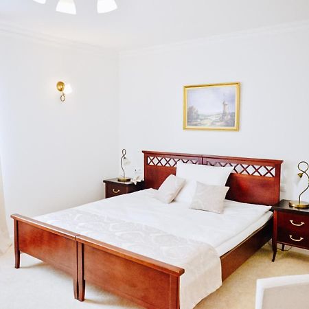 Hotel Koloseum Turek Kültér fotó