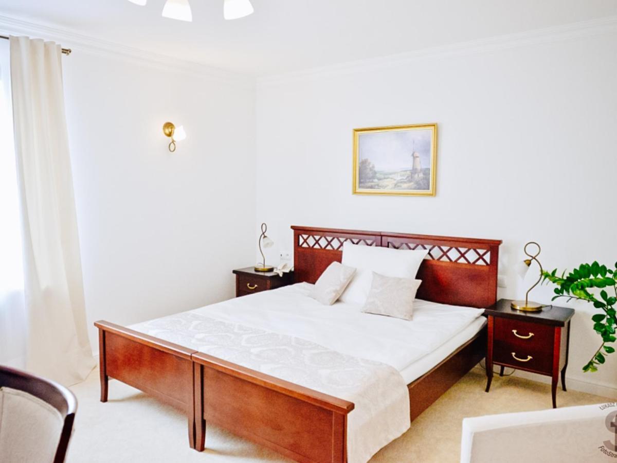 Hotel Koloseum Turek Kültér fotó